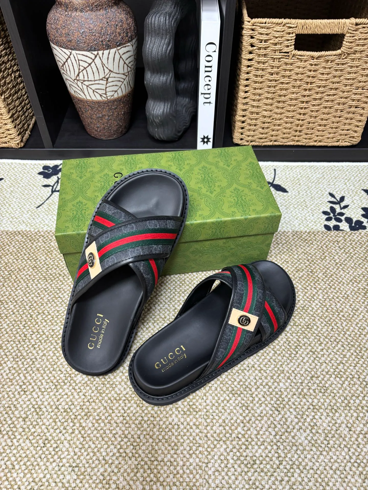 Factory 💰 300 yuan Gucci slippers] high-end men's shoes brand official website 1:1 latest masterpiece: original mold customization, the fabric is made of imported original materials, upgraded outsole, lighter and non-slip. The market's top quality, simple yet tasteful, a must-have for fashionistas, fashionable at your feet, full of confidence, the same style at the counter 👍The season of summer slippers is here. Code: 38-45 (45 customized)